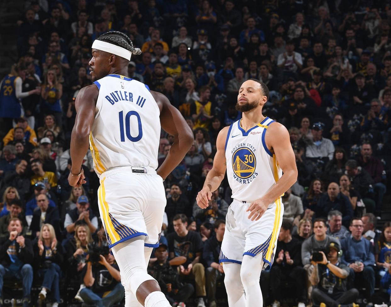 金州勇士清晨门线救险；志在NBA总决赛名次提升；气氛紧张；年轻球员得到机会的简单介绍