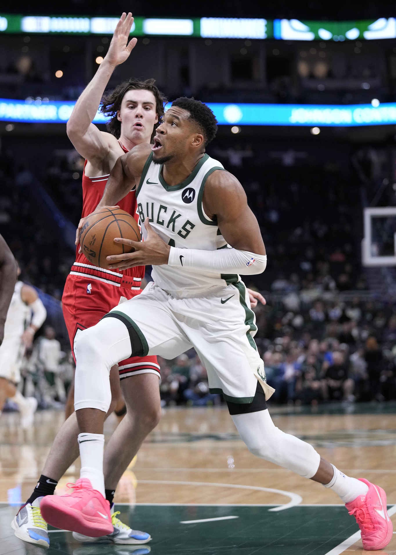 清晨突围战来临，密尔沃基雄鹿围绕NBA常规赛强势反弹，球迷炸锅，轮换策略成焦点的简单介绍