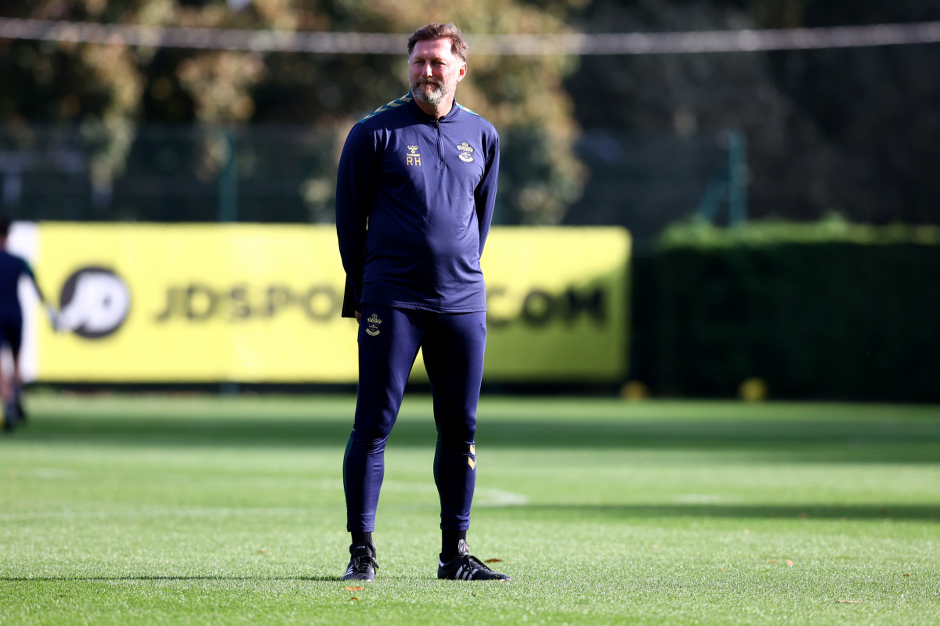 今夜体能课后；上海海港主帅复盘备战法甲；赛场秩序良好；轮换策略成焦点的简单介绍