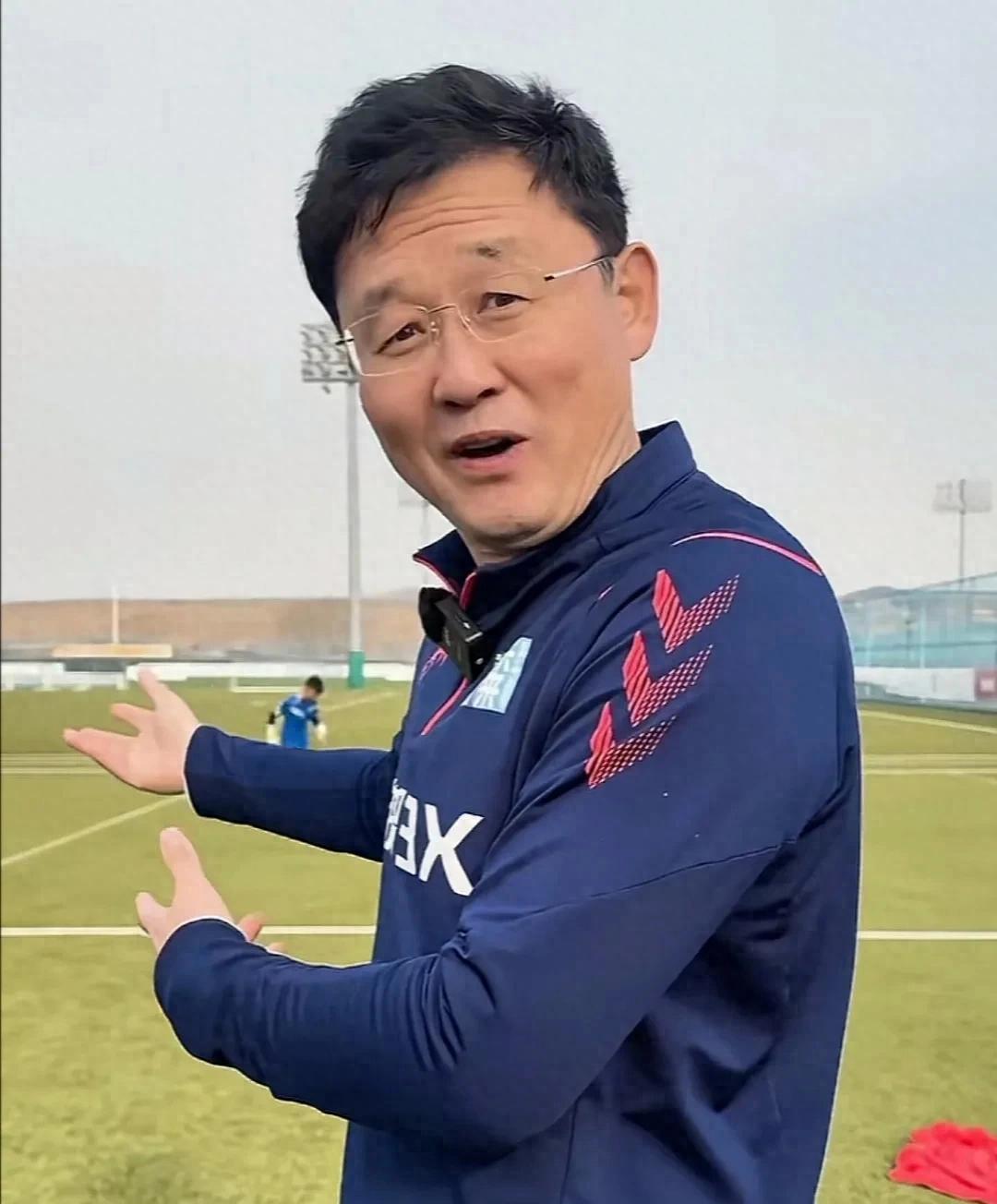 今夜体能课后；上海海港主帅复盘备战法甲；赛场秩序良好；轮换策略成焦点的简单介绍